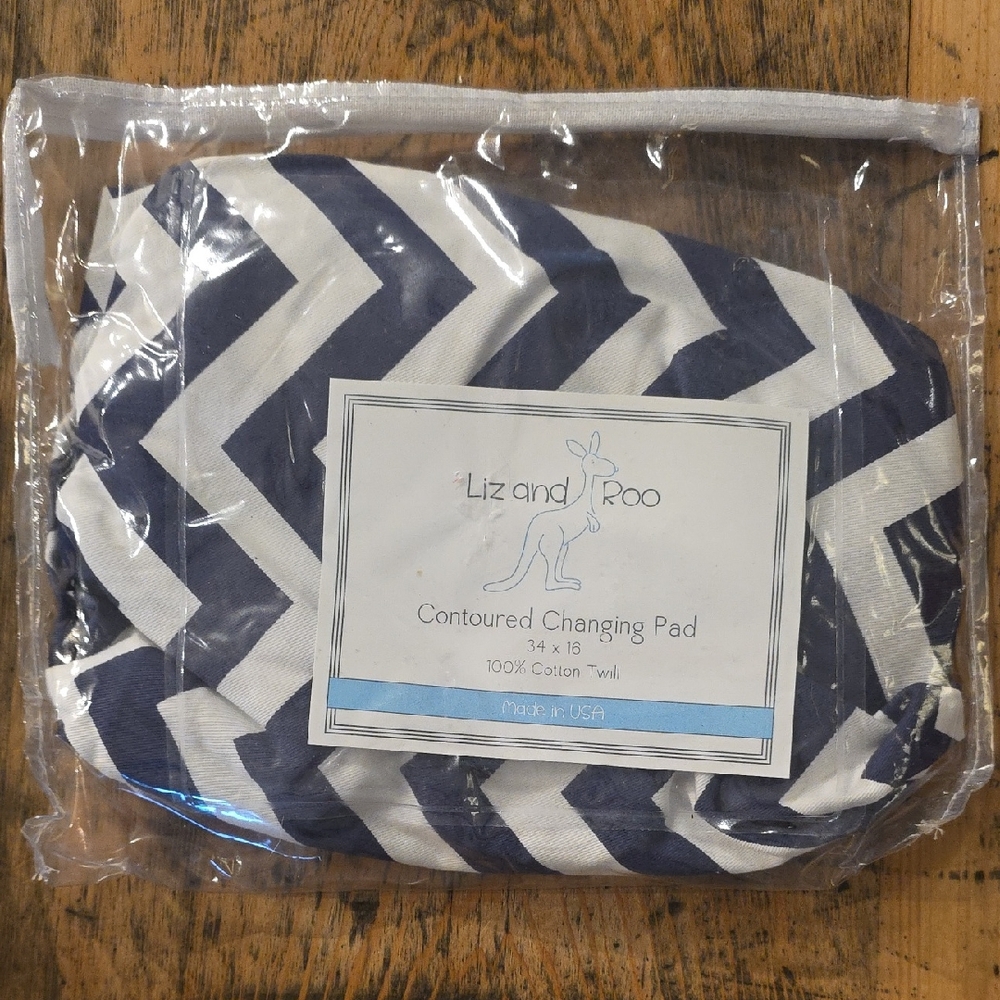 LIZ AND ROO Navy Chevron Changing Pad‎